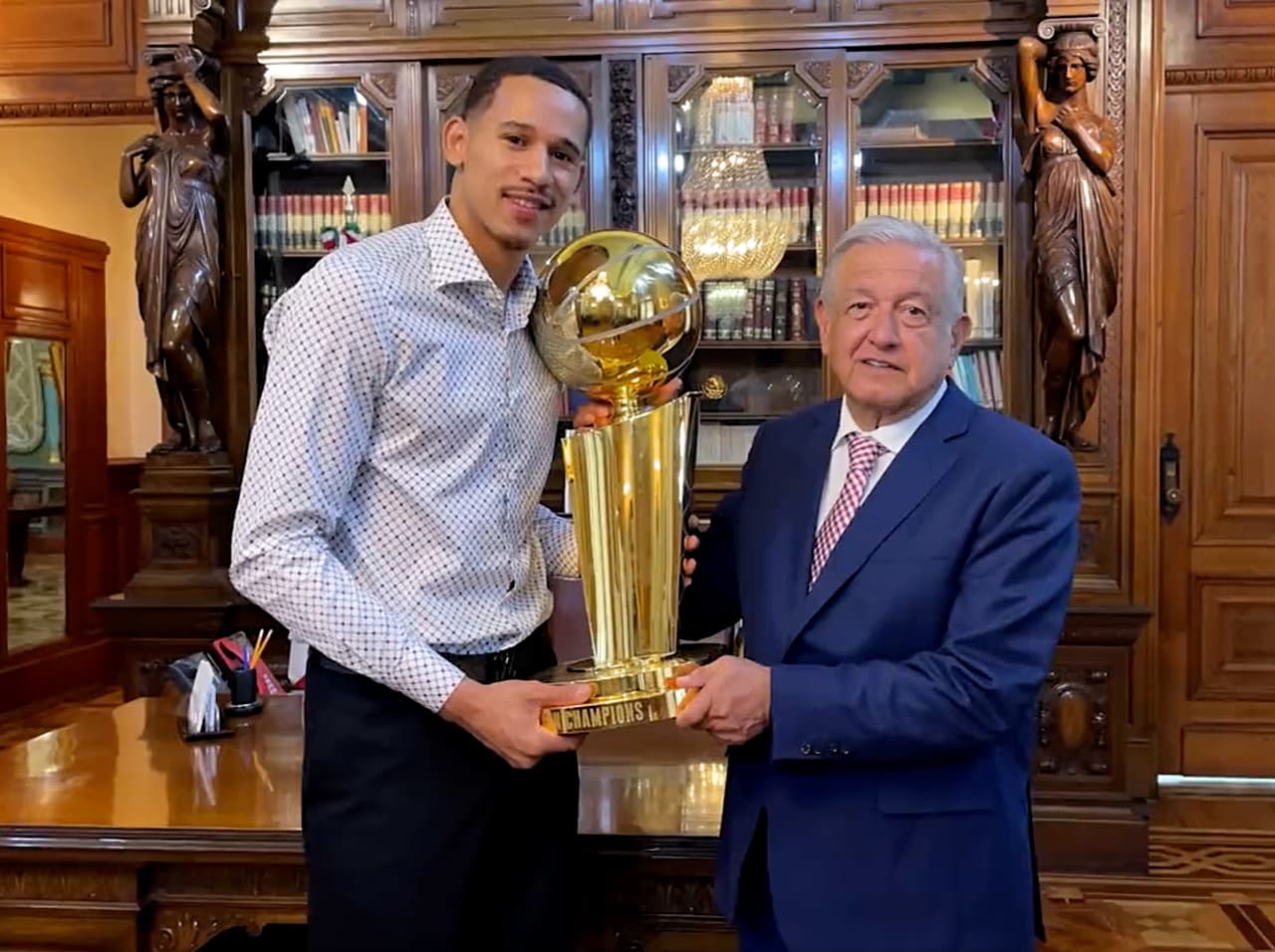 "Pues este señor es jugador de ese equipo, un basquetbolista destacadísimo. Pero nos dio mucho orgullo porque salió con la bandera de nuestro país. No olvida el origen de su familia y eso, Juan, lo agradecemos mucho. Y un saludo a todos tus familiares mexicanos, estadounidenses, por eso tenemos que mantener la unidad de nuestros pueblos, que es muy importante", dijo el presidente de México 
<a href="https://www.univision.com/local/san-francisco-kdtv/juan-toscano-anderson-andres-manuel-lopez-obrador" target="_blank">durante el encuentro</a>.