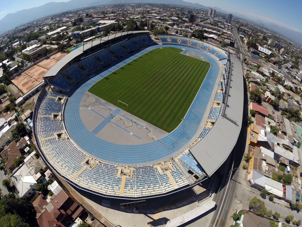 La ciudad de Rancagua, noventa kilómetros al sur de Santiago, es conocida por El Teniente, la mina de cobre subterránea más grande del mundo, que además da nombre a su estadio, con un aforo de 15.600 espectadores.