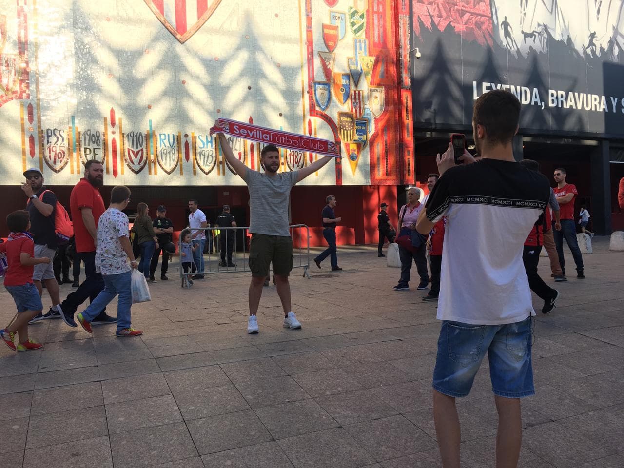 Fanáticos presentes en las afueras del Estadio Ramón Sánchez Pizjuán para el juego entre Sevilla y Leganés por la jornada 36 de LaLiga.