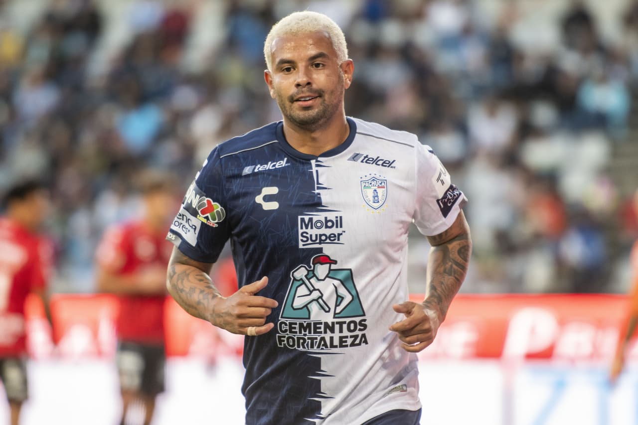 Edwin Cardona. El colombiano, también conocido como ‘Crackdona’ es letal para definir en el área chica. Su físico representa un reto para sus oponentes, pues no es fácil derribarlo.