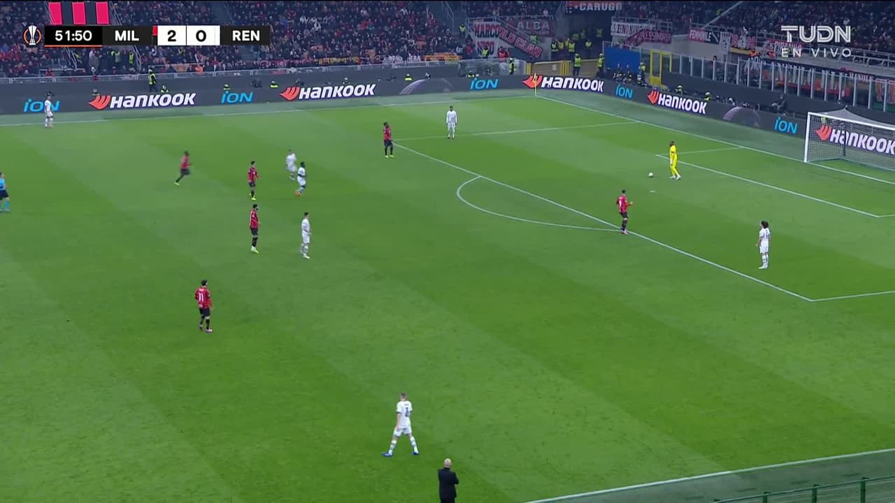 ¡GOL!  anota para Milan. Rafael Leão
