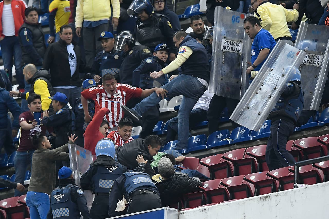 Incluso, la policía no se salvó de las agresiones. Uno de los agentes fue despojado de su escudo y golpeado por algunos de los involucrados.