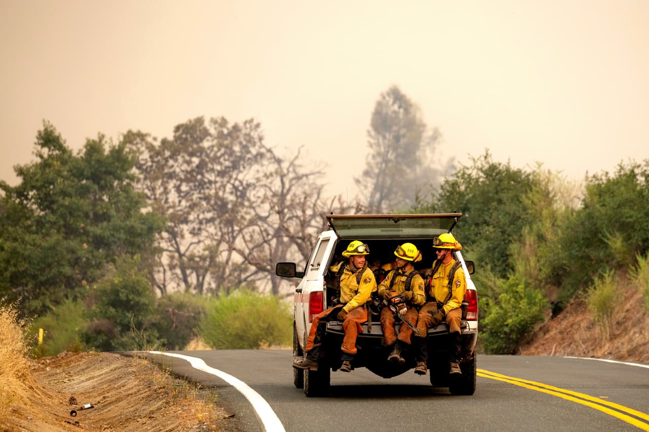 Con mejoras en el clima, bomberos avanzan contra los incendios forestales en el norte de California