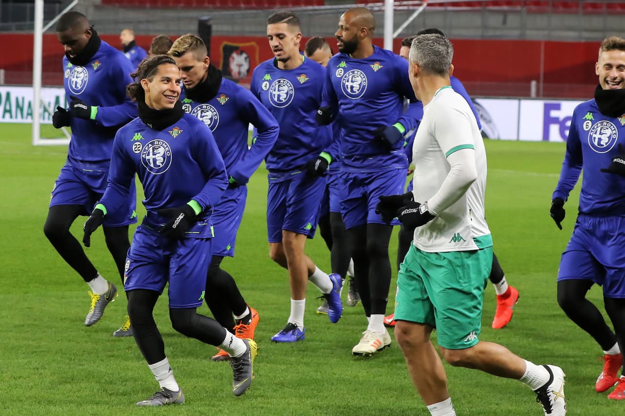 El entrenamiento del Betis en el Roazhon Park Stadium de Rennes (Francia) tuvo las miradas en el juvenil mexicano Diego Lainéz, a la espera de si el técnico Quique Setién lo pondrá a debutar en la Europa League, en la ida de los Dieciseisavos de final.
