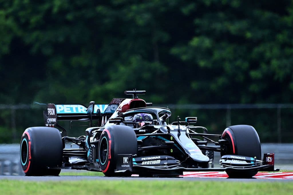 Lewis Hamilton arrancará en la primera posición; Valtteri Bottas, Lances Stroll, Sergio Pérez, Sebastian Vettel, Charles Leclerc, Max Verstappen, Lando Norris, Carlos Sainz y Pierre Gasly completan las primeras diez posiciones al arranque.