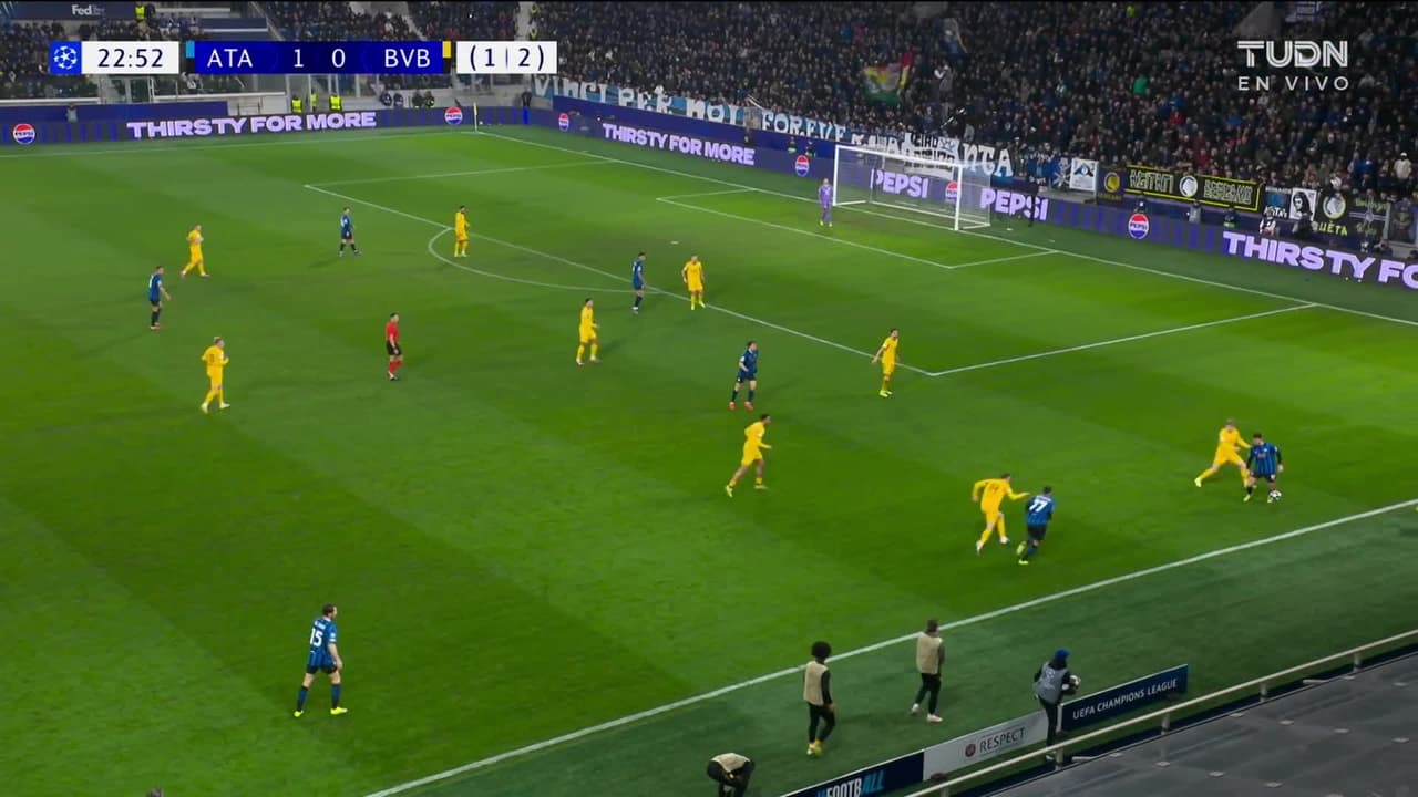 ¡TIRO ATAJADO! disparo por Nicola Zalewski.