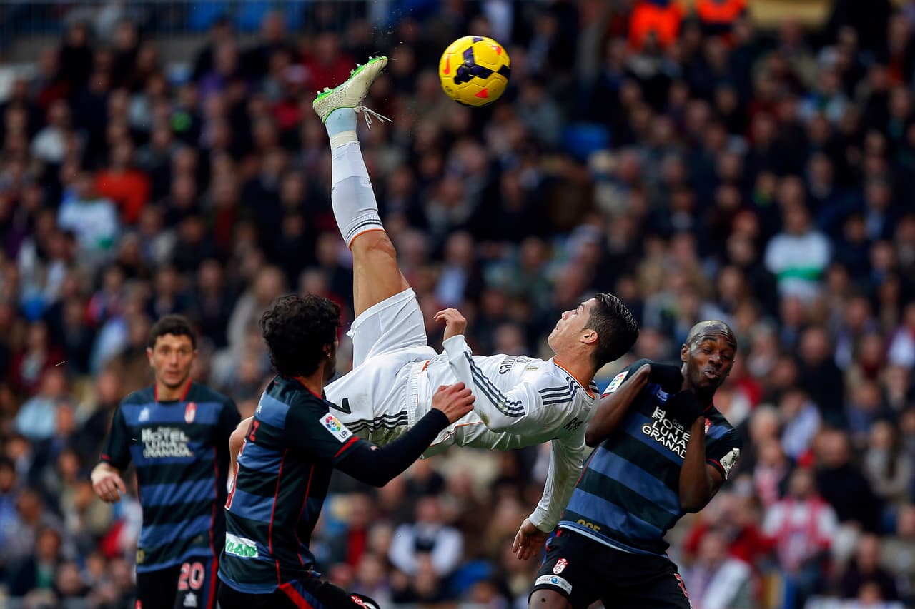Cristiano Ronaldo | El astro portugués nos regaló una de las mejores postales a nivel mundial. Sucedió en la UEFA Champions League en un duelo Real Madrid vs Juventus. Carvajal centro por la banda derecha para que CR7 impactara el balón a 2.38 metros, estirando la pierna izquierda 97 centímetros. Fue uno de los goles más hermosos en la historia.