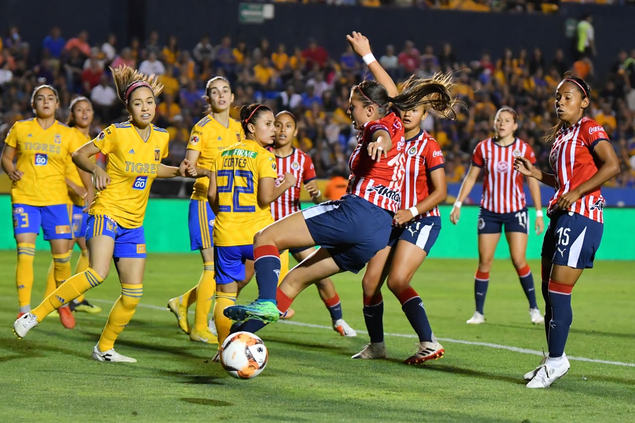 Pero a las Chivas les faltó muchísima contundencia y precisión en el último cuarto de cancha y eso lo habrían de pagar caro más adelante en el choque.