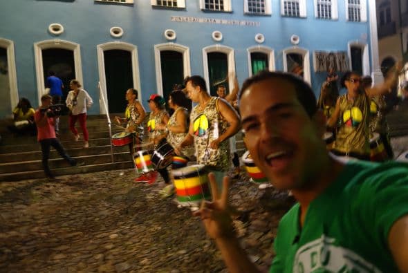 Carlos Calderón empezó la fiesta en El Salvador, la primera ciudad de Brasil que visitó, y lo hizo para conocer al grupo Olodum.