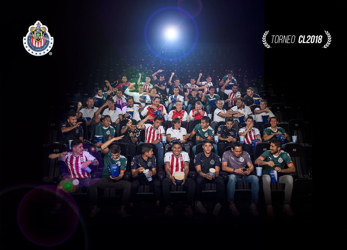La fotografía oficial de Chivas fue en un cine.