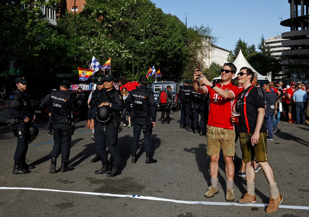 La policia preparo todo un dispositivo especial para la previa del comienzo del partido.