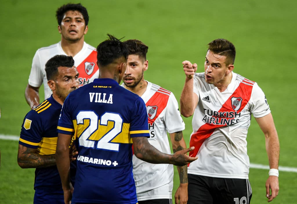 Con goles de Ramón Ábila y Sebastián Villa para Boca y gole de Federico Girotti y Rafael Santos Borré para River, el clásico argentino termina 2-2 en la Copa Diego Armando Maradona.