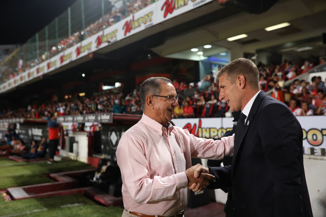 El saludo entre Enrique Meza y Martín Palermo