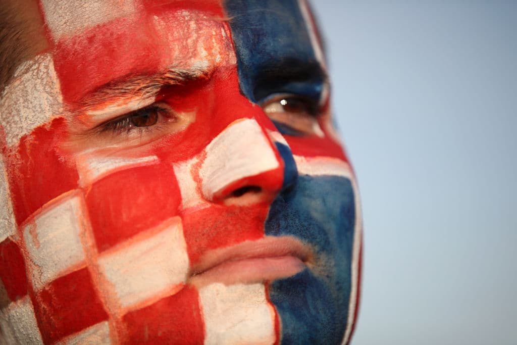 Con enorme alegría y júbilo, las fieles aficiones de Croacia e Islandia abarrotaron la Rostov Arena y sus alrededores para apoyar a sus selecciones con un gran ambiente, muy festivo.