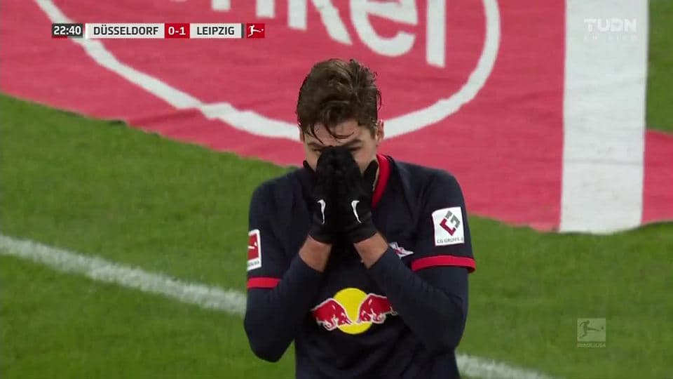 Tiro desviado de Patrik Schick