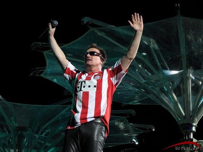 Bono, vocalista de U2 es aficionado al futbol. Aquí lo vemos con la camiseta del gigante alemán: el Bayern München.