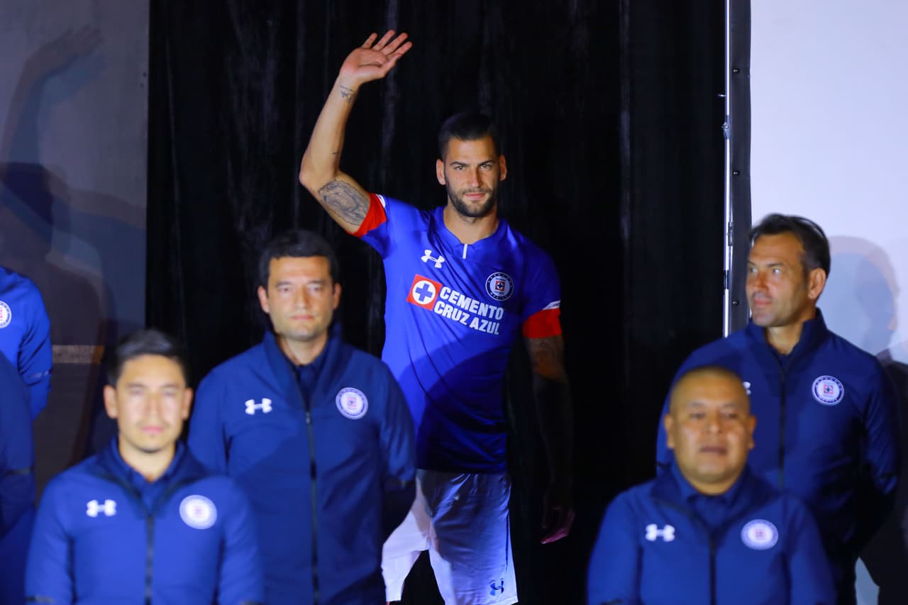 El uniforme local es totalmente de color azul con vivo en rojos en las mangas de la playeras y bordes de las calcetas.
<br>