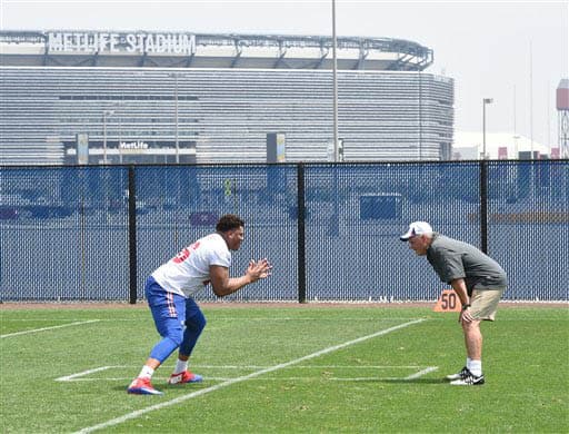 El novato liniero ofensivo, Ereck Flowers (76), trabajando bajo la dirección del entrenador de la línea ofensiva, Pat Flaherty (AP-NFL).