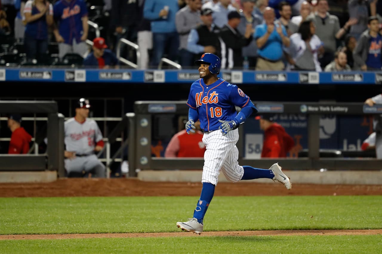 Rajai Davis celebra su primer HR como miembro de los Mets.