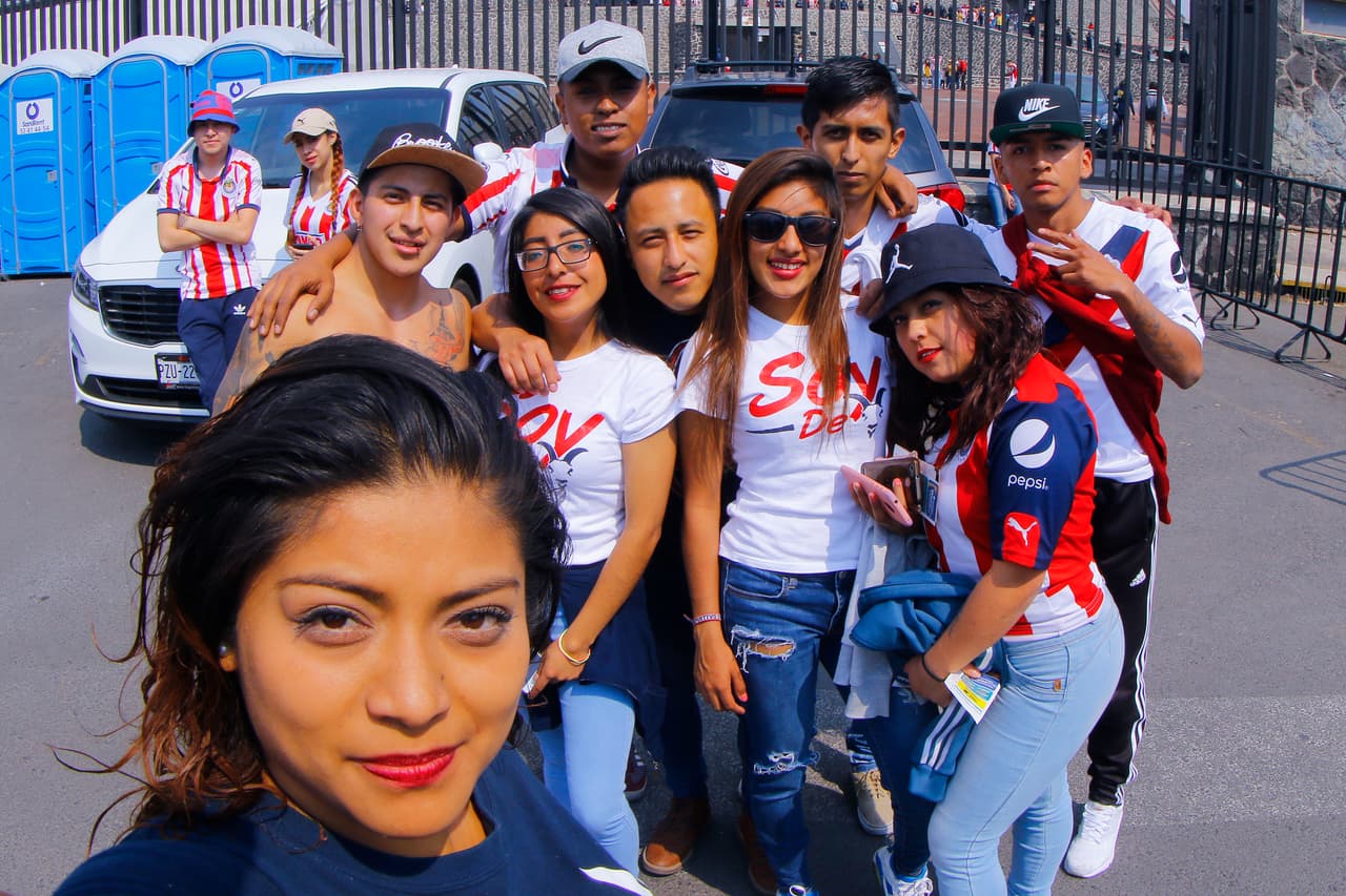 La pasión fluye entre los fanáticos de Pumas UNAM y Chivas de Guadalajara en el duelo de la Jornada 12 en el estadio Olímpico Universitario por el Clausura 2019 de la Liga MX.