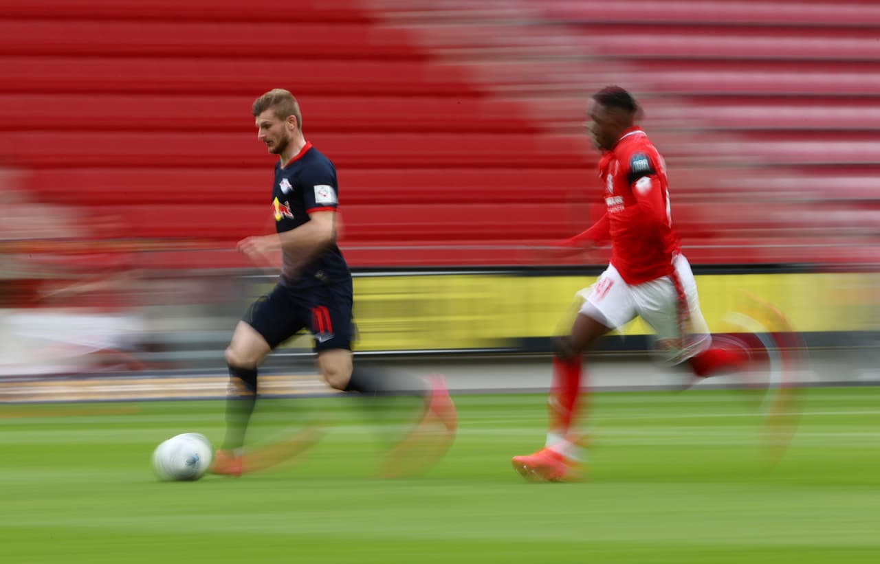 <b>Velocidada pura</b>
<br>- Timo Werner, del Leipzig, en una jugada ante Moussa Niakhate del Mainz.
<br>- El delantero alemán se convirtió en la figura del partido tras marcar hat-trick.