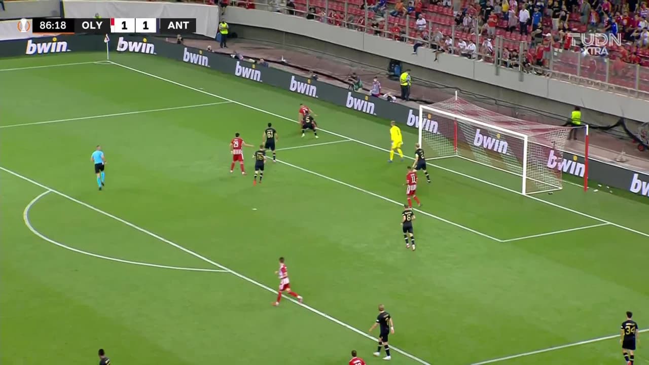 ¡TIRO ATAJADO! disparo por Marios Vrousai.