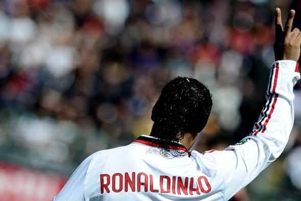 Ronaldinho no marcó, pero celebró igual porque su equipo le ganó al Cagliari.