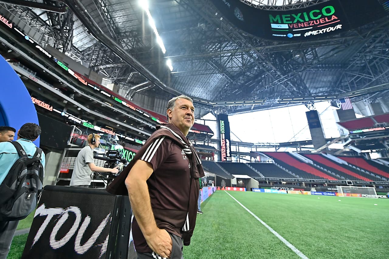 La Selección Mexicana de Fútbol se 'mojó los pies' en la fastuosa casa de los Atlanta Falcons y del Atlanta United, el Mercedes-Benz Stadium, donde jugará este miércoles ante su similar de Venezuela, un partido que sirve a ambos escuadrones de cara a sus compromisos del verano, como la Copa Oro y la Copa América, respectivamente. Así se entrenaron los jugadores del Tri bajo las órdenes de Gerardo 'Tata' Martino en Atlanta esta tarde de martes.
