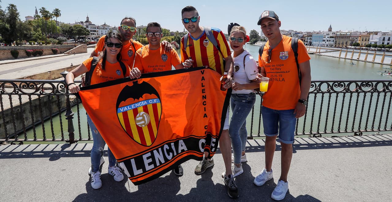 Sevilla ha sufrido el asalto de miles de aficionados del Barcelona y el Valencia, que han llegado con la ilusión de conseguir un título más en su palmarés en esta Copa del Rey. Desde muy temprano han colmado las calles de la ciudad andaluza y los FanFest dispuestos por la Real Federación (RFEF) en las cercanías del Estadio Benito Villamarín.