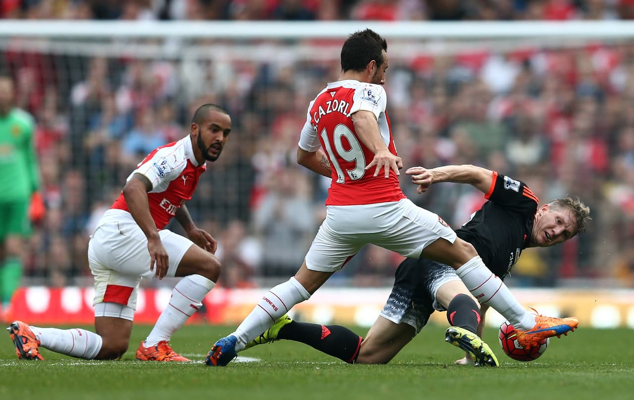 Manchester buscaría recortar la desventaja en el marcador, pero Arsenal secaría la ofensiva de la visita con buenas coberturas.