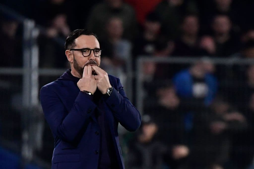 Hay falta sobre Bruno Varela del Ajax, lo que le da un tiro libre.