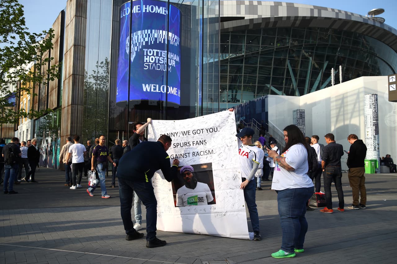 Un gran ambiente se vivió este martes en el inicio de las Semifinales de la UEFA Champions League entre el Tottenham Hotspur y el Ajax. Las aficiones de ambos equipos estuvieron a la altura en el nuevo estadio de los Spurs, en Londres, para dejar en el recuerdo una jornada innolvidable de fútbol europeo.