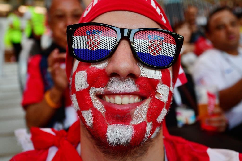 Los fanáticos de Croacia e Inglaterra ponen su colorido y alegría en medio de la definición del segundo finalista en la fiesta de las semifinales del Mundial de Rusia 2018.