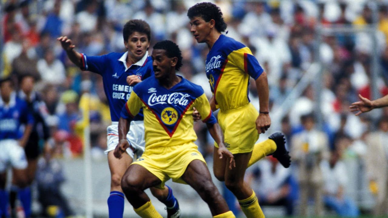 El ídolo del americanismo está de fiesta. Antonio Carlos Santos, 'el Negro', cumple 56 años y lo recordamos con algunas postales.