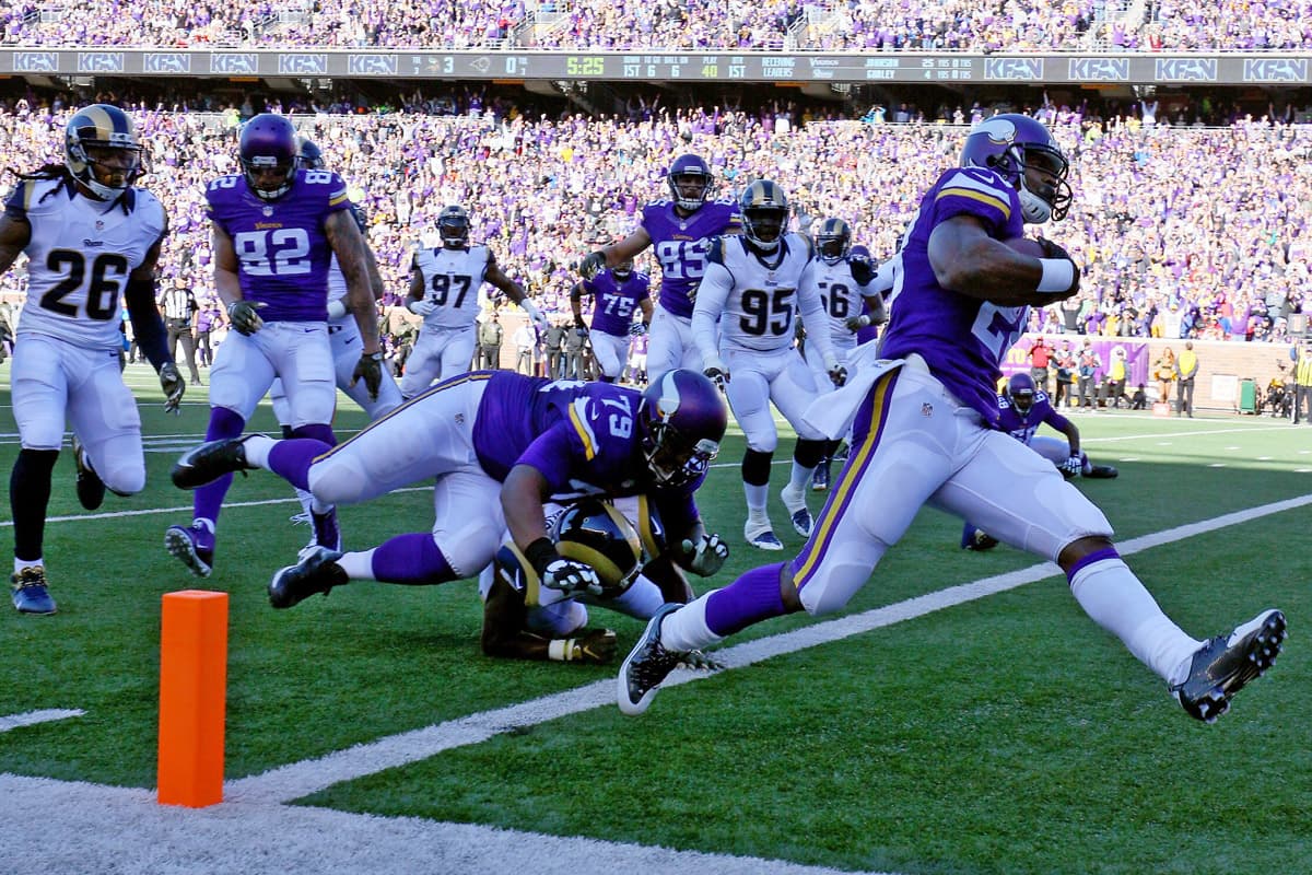 Los Vikings consiguieron su sexto triunfo de la temporada al derrotar a los Rams 27-10 en tiempo extra, donde Adrian Peterson logró 125 yardas en 29 acarreos.