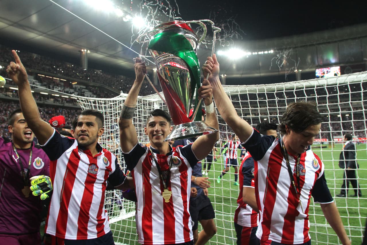 Ganador de dos Copas MX y una Liga MX, estuvo de 2010 a 2013 y de 2015 a 2017 con el club de Guadalajara e incluso fue mundialista con el 'Tri' en Brasil 2014.