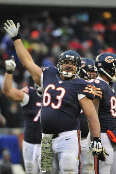 Roberto Garza ayudó de manera potencial a que su mariscal de campo, Jay Cutler, comandara a los Osos a la victoria ante los Minnesota Vikings 21-13. La línea ofensiva no permitió ninguna captura del QB y abrió los huecos para que Chicago corriera 138 yardas. Mira sus mejores imágenes.