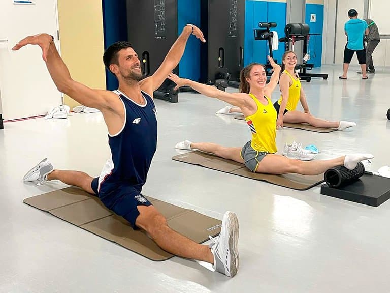 Djokovic debuta con triunfo y causa furor por su flexibilidad