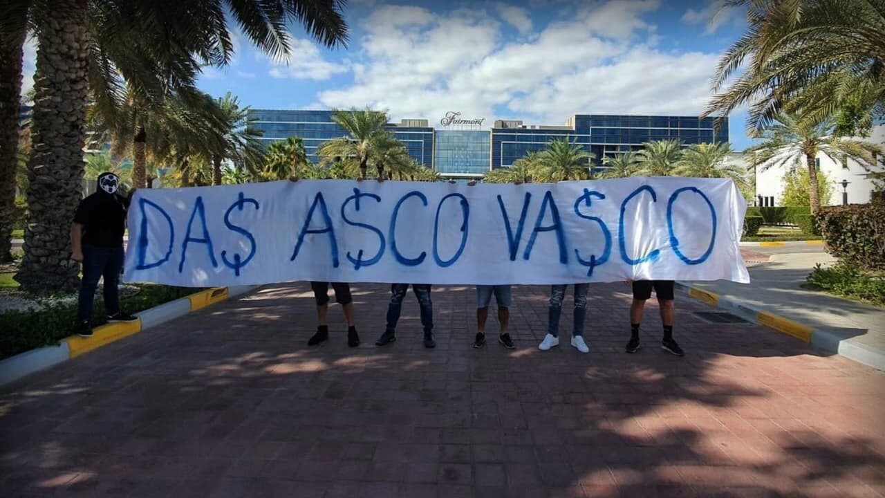 Aficionados de Rayados protestan en Abu Dhabi con pancartas