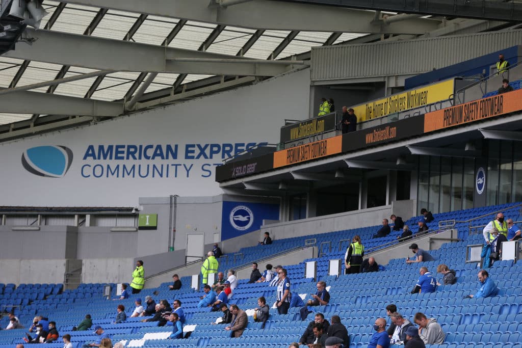 Los espectadores tuvieron que permanecer separados durante todo el encuentro para respetar la sana distancia. Al final de la temporada 2020-2021 los inmuebles podrían ser ocupados en su totalidad. El partido terminó empatado a un gol.