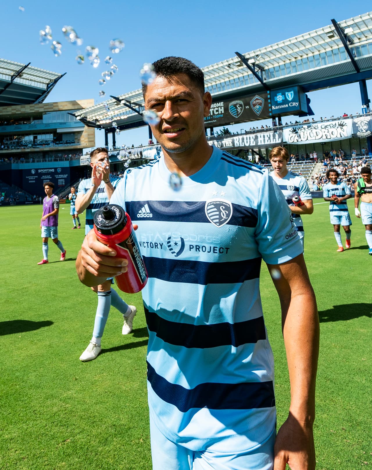 Fue un partido en el que Sporting KC trabajó para llevarse algo como resultado positivo. Tras el encuentro el hondureño Roger Espinoza lo celebró.
<br>