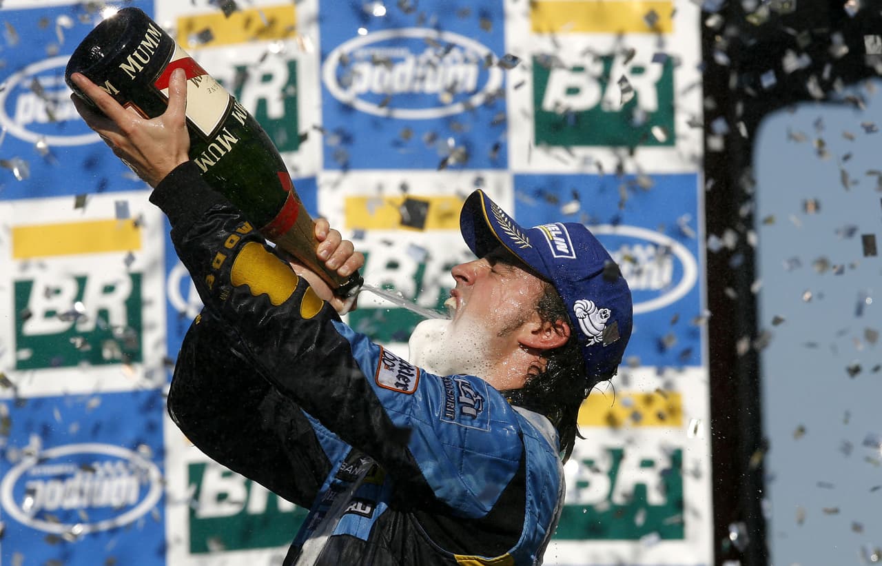 Alonso se coronó de nuevo en 2006 como campeón de Fórmula 1 y se convirtió en el bicampeón más jóven de la historia.