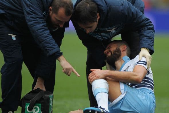 Futbolista de la Lazio se lesiona al celebrar el gol del triunfo