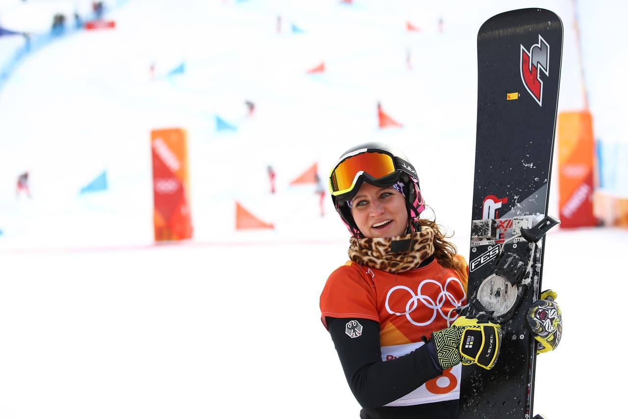En la misma competencia, también se lució la alemana Ramona Theresia Hofmeister, que ganó bronce y cuyo atuendo tuvo una elegancia particular.