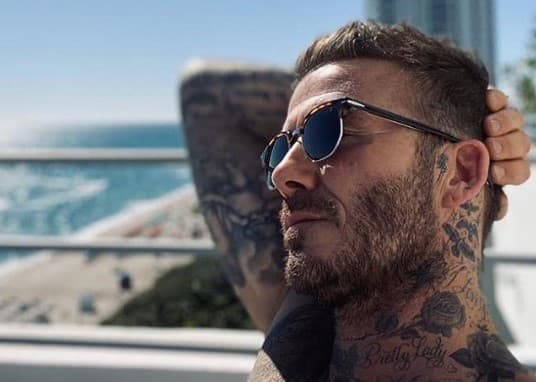 Destacan el Cristo en su costado derecho, el ángel en su brazo, el nombre de su pareja en la mano derecha y el ángel en su espalda con los nombres de sus hijos.