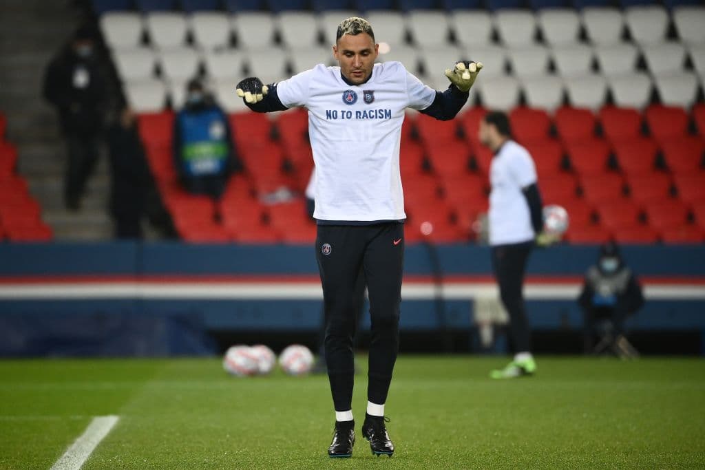 Se hincaron y levantaron el puño mientras sonaba el himno de la competición; portaron playeras y aparecieron las mantas en el Parque de los Príncipes en contra de la discriminación racial. La UEFA ya realiza averiguaciones sobre lo sucedido para tomar medidas al respecto.