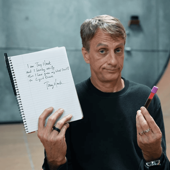 El legendario patinador se asoció con la compañía de agua enlatada Liquid Death en una edición limitada de patinetas.