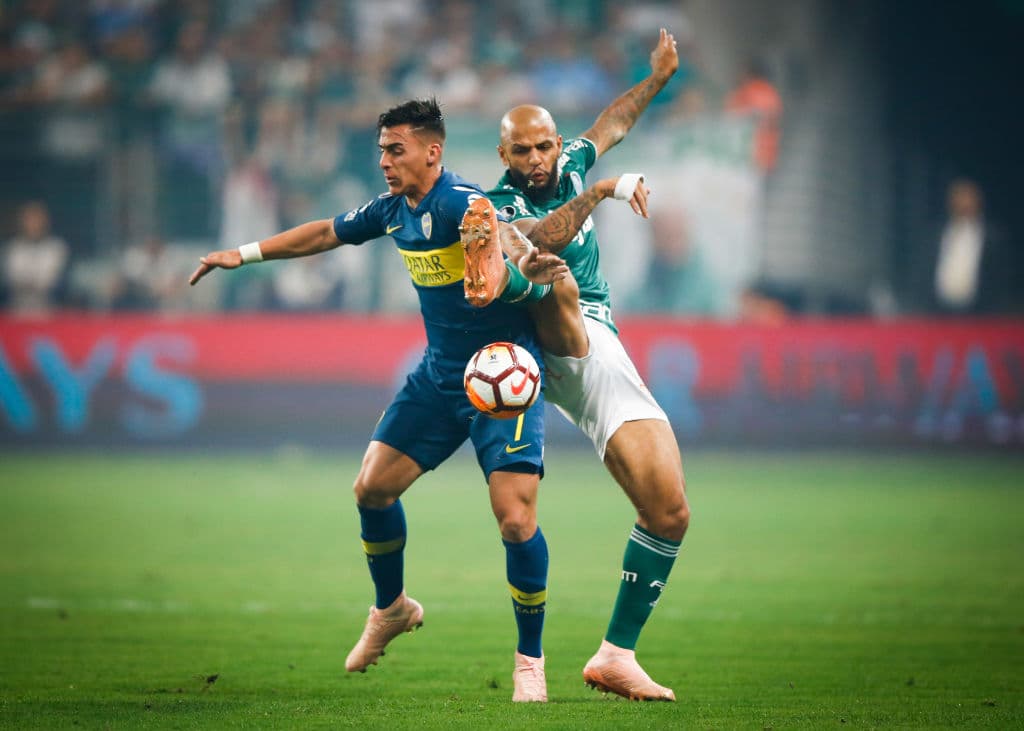 Desde luego, esto empezó a sacar de quicio a los locales, quienes empezaron a meter fuerte la pierna y a sufrir las consecuencias del juego rudo y ríspido.