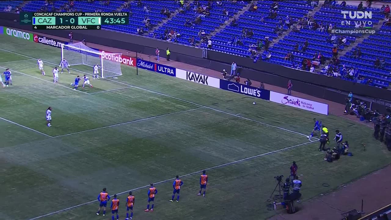 ¡CERCA! Jeremy Márquez disparó que se estrella en el poste.