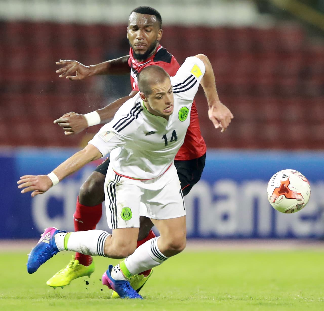 Chicharito nunca dejó de luchar pero al final no logró marcar. De momento sigue empatado con Borgetti como el máximo goleador histórico del Tri.
